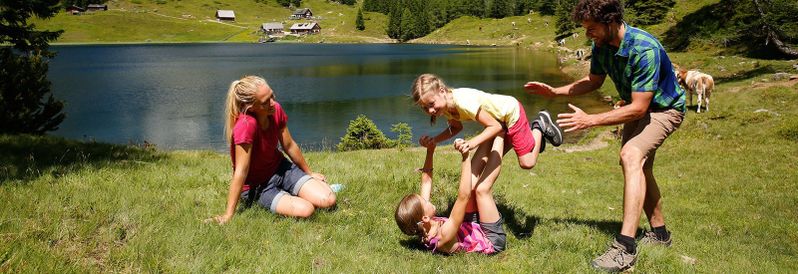 Eine Familie genießt einen All Inklusive Urlaub in Schladming